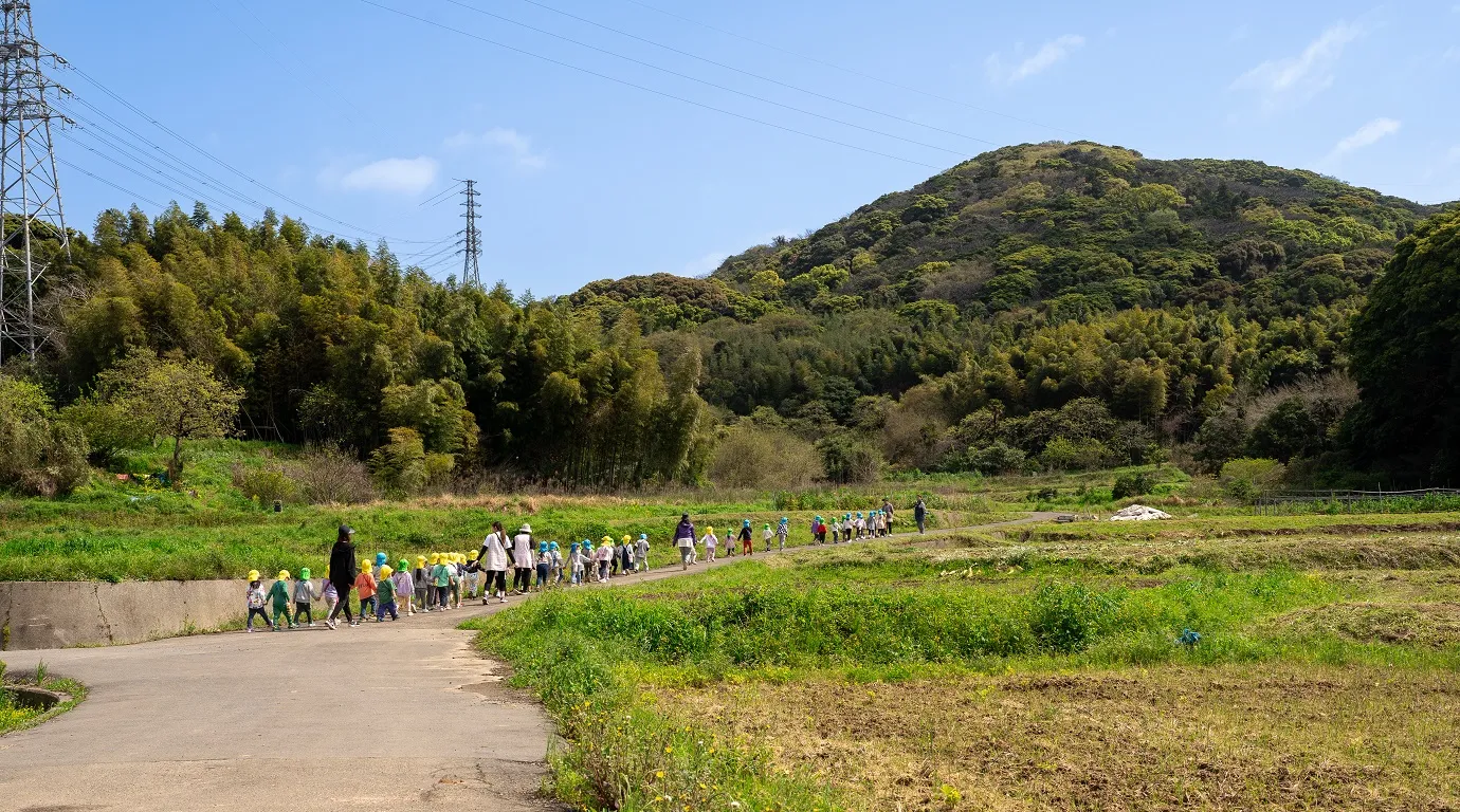北九州市若松区の認定こども園で散歩をする子どもたち